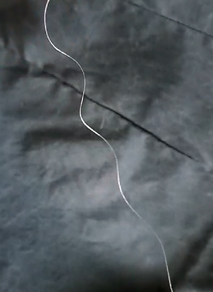 丹後の職人が、硬さを秘めた繭をほどき、しなやかさへと織り上げる